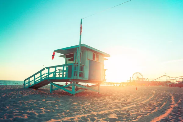 Cabana salva-vidas na praia de Santa Monica, na Califórnia — Fotografia de Stock