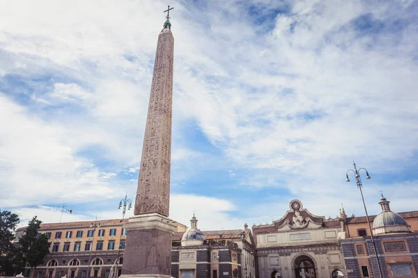 Egyptský obelisk na Piazza del Popolo v Římě — Stock fotografie