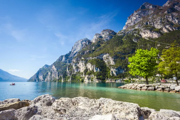 Hermosa costa de Riva del Garda en Italia —  Fotos de Stock