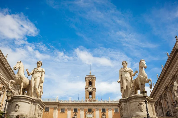 Castor és Pollux szobrai a római Capitoline hegyen — Stock Fotó