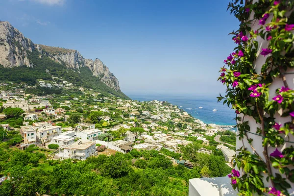 Widok na wioskę na wyspie Capri — Zdjęcie stockowe