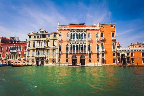 Casas venezianas coloridas típicas ao longo do Grande Canal — Fotografia de Stock