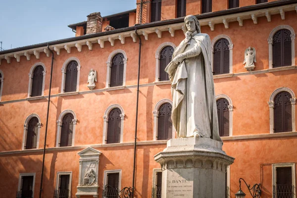 A veronai Piazza dei Signori tér Dante Alighieri szobra — Stock Fotó