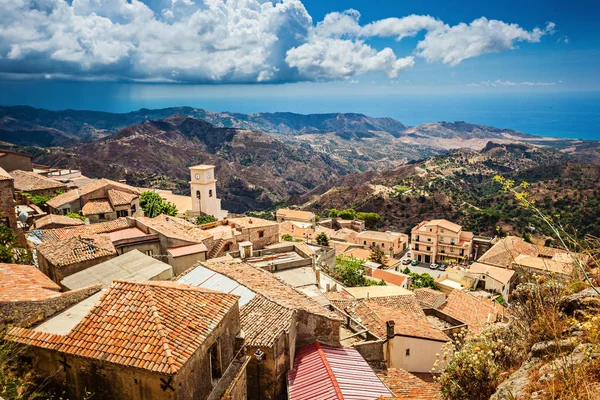 Amüsanter Blick auf das Mittelmeer von bova superiore antique bis — Stockfoto