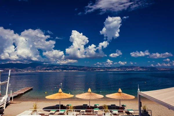 Praia turística em Reggio Calabria perto do estreito de Messina — Fotografia de Stock