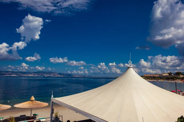 Näkymä Messinan salmen yli Välimerelle Reggio Calabrista — kuvapankkivalokuva