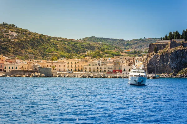 Kust van eiland Lipari in Italië — Stockfoto