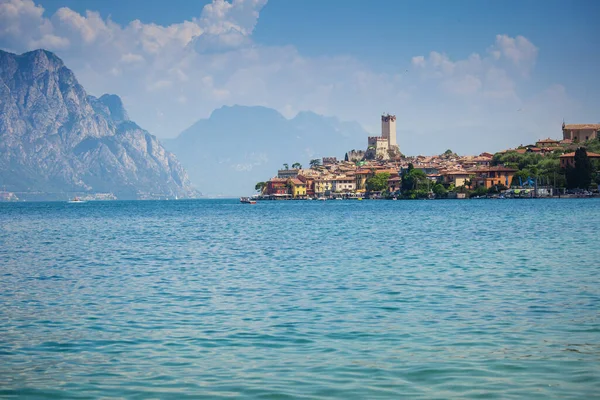 Malcesine วพาโนรามาของปราสาทใกล ทะเลสาบ Garda ในอ ตาล — ภาพถ่ายสต็อก