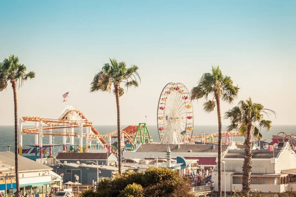 位于加州圣莫妮卡市的著名游乐园 日落时分 带着摩天轮 专注于手掌 — 图库照片
