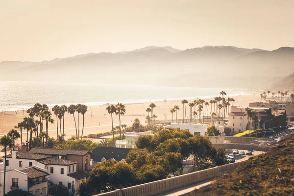 カリフォルニア インクラインからのサンタモニカの景色の上の黄金の夕日 — ストック写真