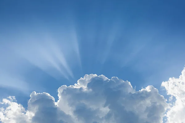 Blauer Himmel Mit Sonnenstrahlen Hinter Einer Großen Weißen Wolke Das lizenzfreie Stockfotos