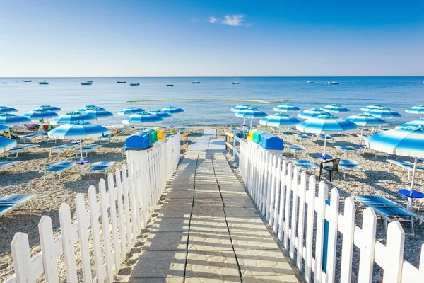 Sentiero Spiaggia Con Ombrelloni Chaise Lounges Bidoni Colorati Riciclaggio Dei — Foto Stock
