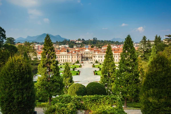 埃斯特涅宫 Palazzo Estense 是一座巴洛克宫殿 始建于1760年 今天是意大利瓦雷西地方市议会的民政管理部门 从公园的山上眺望 — 图库照片