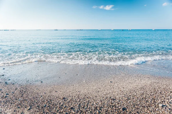 Kiezelstrand Condofuri Calabrië Italië Met Vissersboten Aan Horizon Ochtend Stockfoto