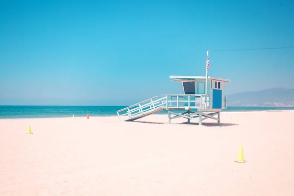 Lege Strand Iwith Beroemde Vintage Houten Strandwacht Hut Santa Monica Rechtenvrije Stockafbeeldingen