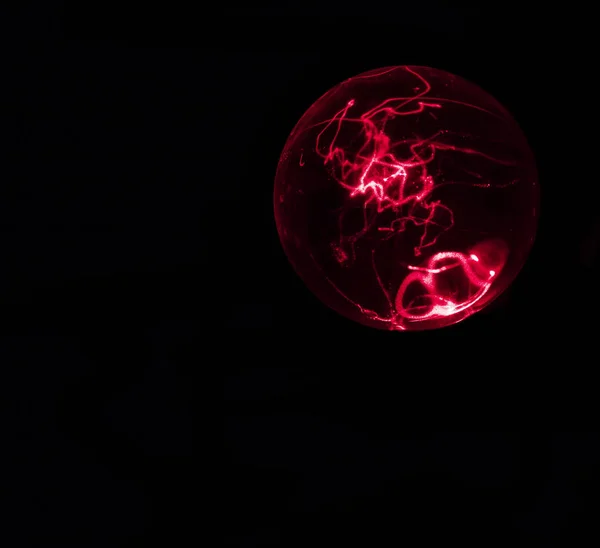 Bir kristal küre içinde kaotik bir girdap kırmızı lazer ışınları enerji formları.