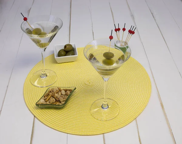 Deux Martinis Vodka Dans Des Verres Avec Des Olives Des — Photo