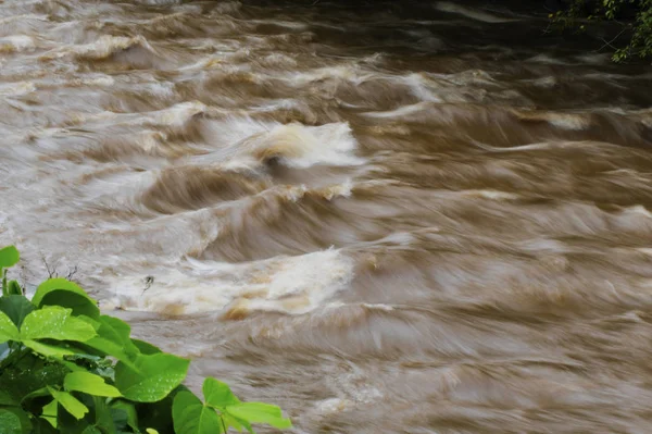 Временное Воздействие Стоячих Волн Грязных Бурлящих Водах Реки Реддис После — стоковое фото