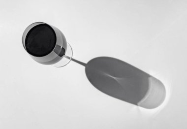 Bu yüksek anahtar fotoğraf güçlü gölgeni beyaz bir arka plan üzerinde cam şarap.