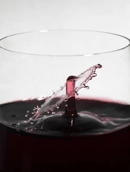 Fallender Weintropfen Kollidiert Mit Glas Spritzendem Wein Wodurch Ein Spritzring — Stockfoto