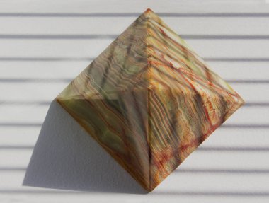 Güneşli bir pencere pervazına piramit