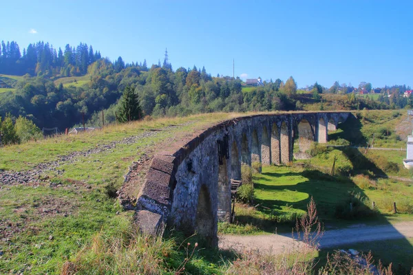 Foto Tomada Ucrania Pueblo Vorokhta Imagen Muestra Viejo Viaducto Ferroviario —  Fotos de Stock