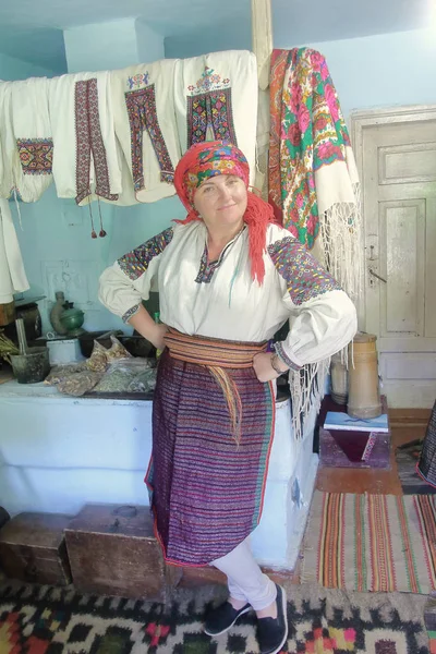 우크라이나에 Transcarpathia의 하나에 사진을 사진은 드레스에 여성을 보여줍니다 내부는 배경에서 — 스톡 사진