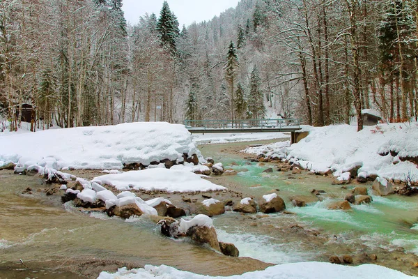 Kış manzara nehir dağ ve köprü ile.