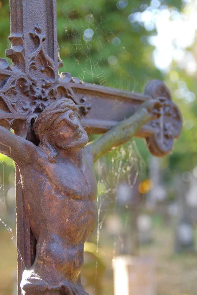 Straubing Alman şehir çekilen fotoğraf. Fotoğraf Hıristiyan inancını - çarmıha gerilmiş İsa Mesih antik sembolü bir parçası gösterir. Şekil metal kalıp ve çok eski.