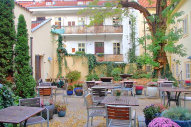 Prag'da çekilen fotoğraf. Fotoğraf sonbahar bahçedeki ıssız bir açık kafe olduğunu.
