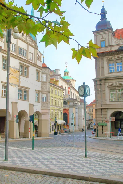 Fotoğraf Prag'da çekilmiş. Bu resmi bir sokak şehir nerede sokak izliyor ve antik, alışılmadık derecede güzel evleri görülebilir üst kısmındaki gösterir..