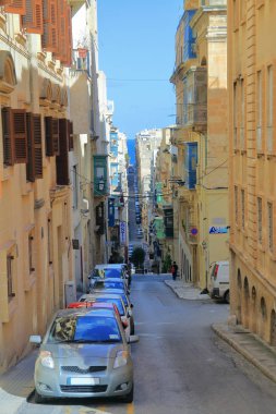 Valetta, Malta - 16 Ocak 2019. Dar ve uzun yolun denize iner şehrin görünümünü.