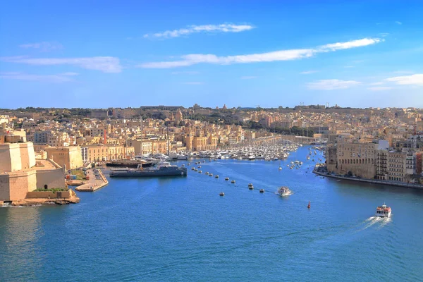 사진을 Malta 달에서 보기에서 Valletta Far의 도시의 높이에서 항구의 중인된 — 스톡 사진