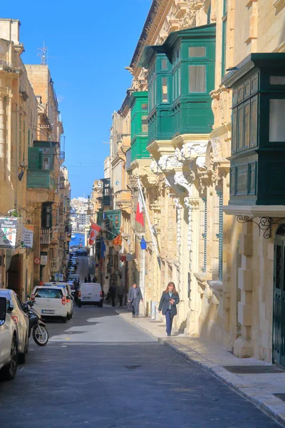 Malta Valletta parlak sokaklarında.