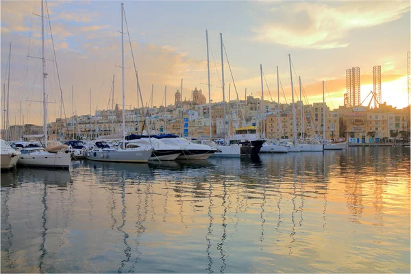 Bilden Togs Malta Januari Månad Fotografera Båtarna Förtöjda Hamnen Birgu — Stockfoto