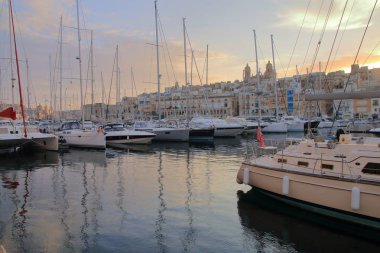 Fotoğraf Birgu şehir Malta Adası Marina çekilmişti. Resim demirli Yatlar sakin bir akşam gösterir..