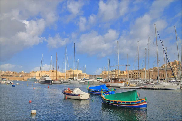 Foto Foi Tirada Malta Mês Janeiro Imagem Mostra Barcos Tradicionais — Fotografia de Stock