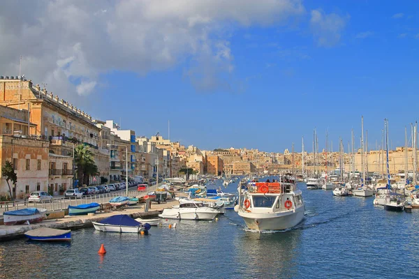 Fotot Taget Januari Månad Malta Bilden Visar Motorbåt Strosa Längs — Stockfoto
