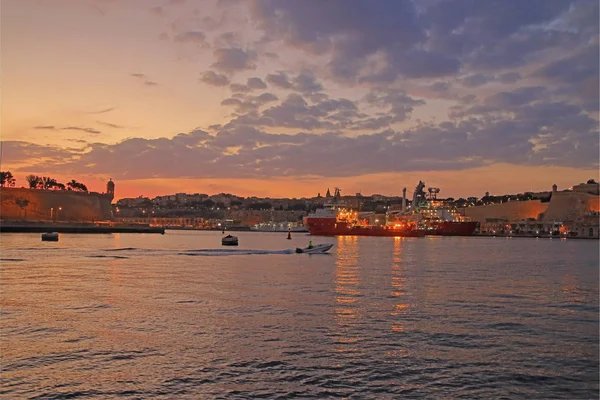 Pôr do sol excepcionalmente bonito sobre o porto da ilha de Malte — Fotografia de Stock