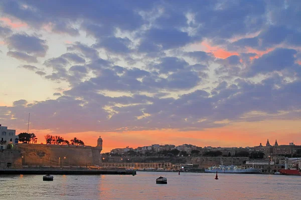 Pôr-do-sol pitoresco sobre o porto da antiga cidade de Vallet — Fotografia de Stock