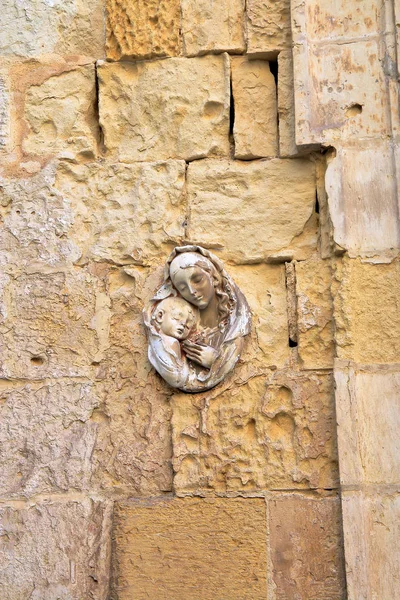 El bajorrelieve de la Virgen con el bebé en un proceso áspero — Foto de Stock