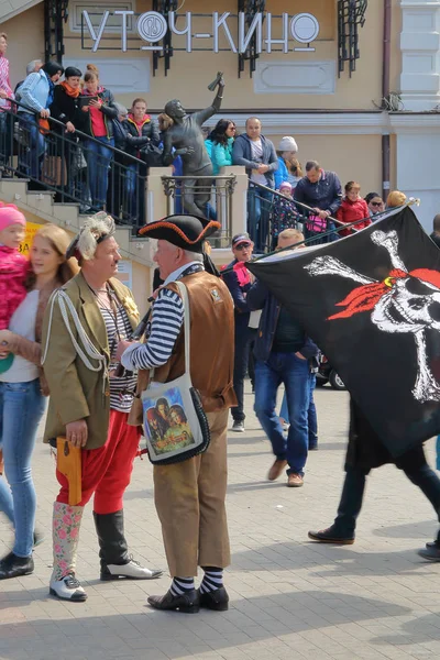 Witzig gekleidete Menschen beim Fest des Humors und des Lachens in der Stadt — Stockfoto