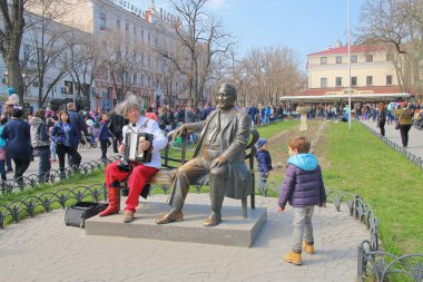 sokak müzisyeni sculptur yakınındaki mizah festivali üzerinde çalış