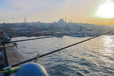 Akşam Istanbul Galata Köprüsü'nden görünümünü.