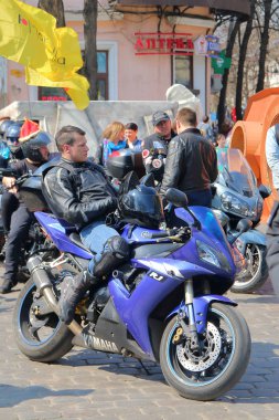Genç motosiklet sürücüsü bir hareket önce rahat.