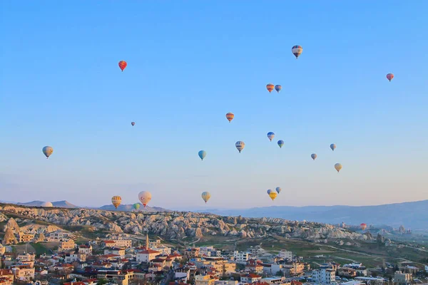 Volo di palloncini sulla città di Goreme in Turchia . — Foto Stock