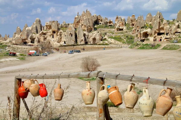 Paisaje con jarras en el fondo de una granja de caballos en Cappado —  Fotos de Stock