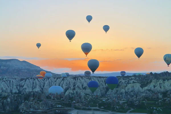 Palloncini di decollo sulle montagne della Cappadocia . — Foto Stock