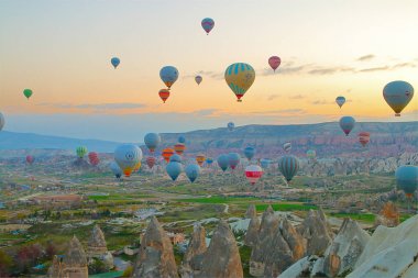 Cappa dağlarının üzerinde gökyüzünde balonların büyük yükselişi