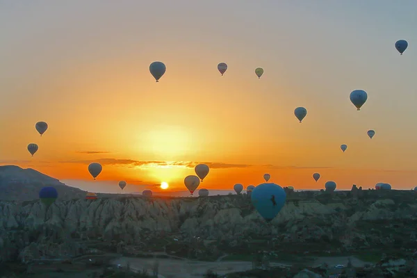 Los globos despegan al amanecer en las montañas de Capadocia . —  Fotos de Stock